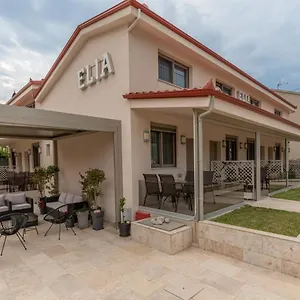Διαμέρισμα Elia Luxury, Σταυρός
